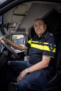 Paul arrestantentaken in arrestantenbus 